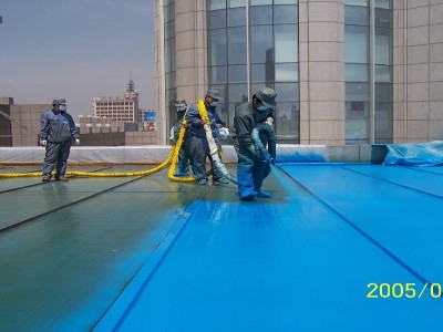 用鲁蒙聚脲涂装做金属屋顶防水的细节处理